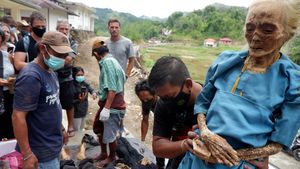 Antusias Bule Lihat Ritual Ganti Baju Jenazah di Toraja