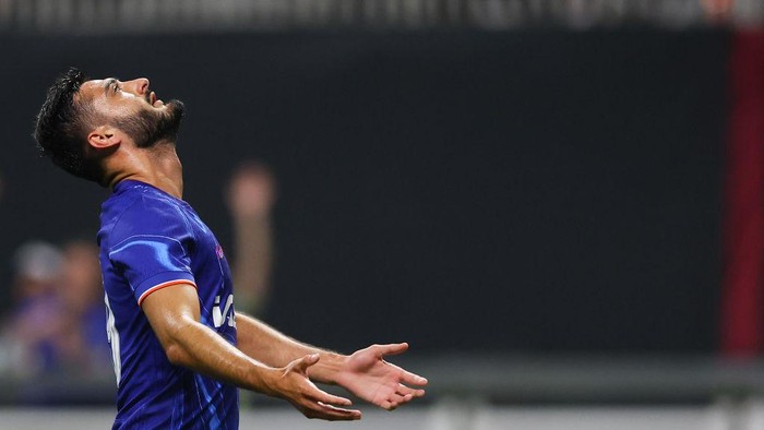 ATLANTA, GEORGIA - JULY 31: Forward Armando Broja #19 of Chelsea FC reacts after shooting the ball wide of the goal from close range during the pre-season friendly match against Club America at Mercedes-Benz Stadium on July 31, 2024 in Atlanta, Georgia.  (Photo by Mike Zarrilli/Getty Images)