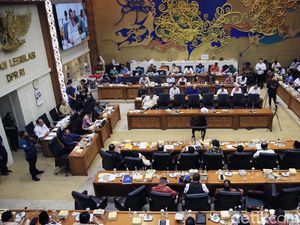 Beda dari Putusan MK, Revisi UU Pilkada DPR Dinilai Cacat Hukum
