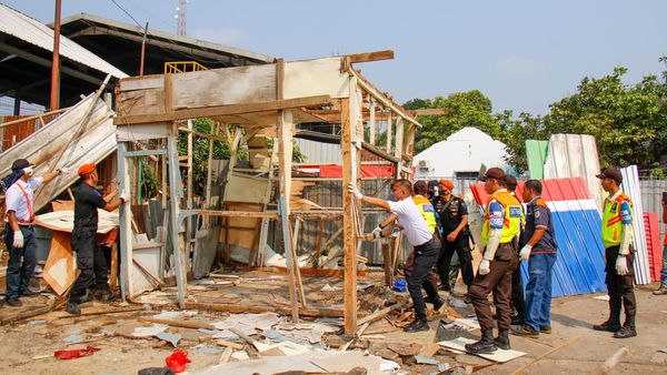 Bangunan Liar yang Halangi Akses ke Depo Rangkasbitung Dibongkar