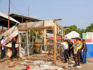 Bangunan Liar yang Halangi Akses ke Depo Rangkasbitung Dibongkar