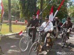 Darul Hasyim Fath Naik Sepeda Ontel Saat Dilantik Jadi Anggota DPRD Sumenep