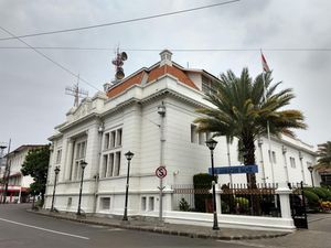 Belajar Sejarah di De Javasche Bank Surabaya Belajar Sejarah di De Javasche Bank Surabaya