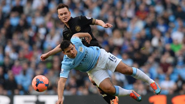 Wigan Athletic's English midfielder Josh McEachran (back) tackles Manchester City's Argentinian striker Sergio Aguero (front) during the English FA Cup quarter-final football match between Manchester City and Wigan Athletic at the Etihad Stadium in Manchester, northwest England, on March 9, 2014.  AFP PHOTO / ANDREW YATESRESTRICTED TO EDITORIAL USE. No use with unauthorized audio, video, data, fixture lists, club/league logos or 