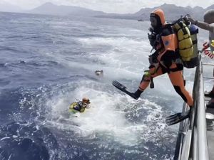 Geger Pencarian Korban Kapal Pesiar yang Tenggelam di Italia Geger Pencarian Korban Kapal Pesiar yang Tenggelam di Italia