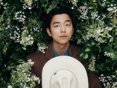 7 Gaya Gong Yoo Jadi Koboi, Ganteng Maksimal Pakai Baju Serba Louis Vuitton