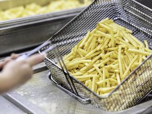 Masak Pakai Banyak Minyak Bikin Repot dan Tak Sehat? Ini Faktanya Masak Pakai Banyak Minyak Bikin Repot dan Tak Sehat? Ini Faktanya
