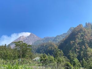 Merapi Muntahkan Awan Panas Malam Ini, Jarak Luncur 1,5 Km Merapi Muntahkan Awan Panas Malam Ini, Jarak Luncur 1,5 Km