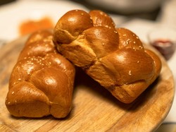 Monyet Maling Roti, Pintarnya Ia Kabur Memanjat Eskalator MRT