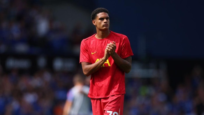 IPSWICH, ENGLAND - AUGUST 17: Jarell Quansah of Liverpool applauds after  the Premier League match between Ipswich Town FC and Liverpool FC at Portman Road on August 17, 2024 in Ipswich, England. (Photo by Marc Atkins/Getty Images)