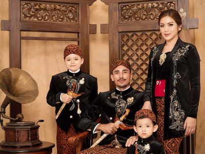 8 Pemotretan Terbaru Bumil Jessica Iskandar & Keluarga, Kompak Berbusana Adat