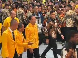 Kelakar Jokowi Saat Ditanya Apakah Bakal Jadi Kader Golkar