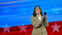 Gaya Kamala Harris Pakai Setelan Jas Rp 96 Juta di Kongres Nasional Demokrat