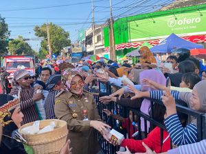 Karnaval Pembangunan Klaten Berlangsung Meriah, Bupati Sebar Beras Karnaval Pembangunan Klaten Berlangsung Meriah, Bupati Sebar Beras