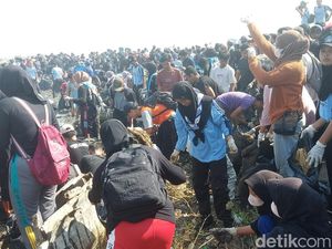 Saat Ribuan Orang Basmi Sampah yang Kotori Pantai Baro Cirebon Saat Ribuan Orang Basmi Sampah yang Kotori Pantai Baro Cirebon