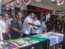 Pemusnahan Barang Bukti di Sidoarjo, Senpi Digerinda hingga Sabu Diblender