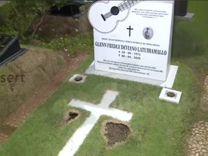 Kondisi Makam Glenn Fredly Usai Terbakar Kondisi Makam Glenn Fredly Usai Terbakar