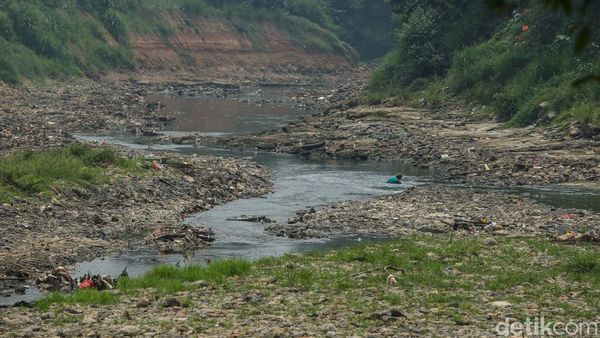 Musim Kemarau Bikin Bendung Bekasi Jadi Wisata Mancing Gratis