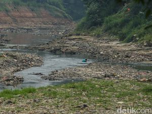 Musim Kemarau Bikin Bendung Bekasi Jadi Wisata Mancing Gratis