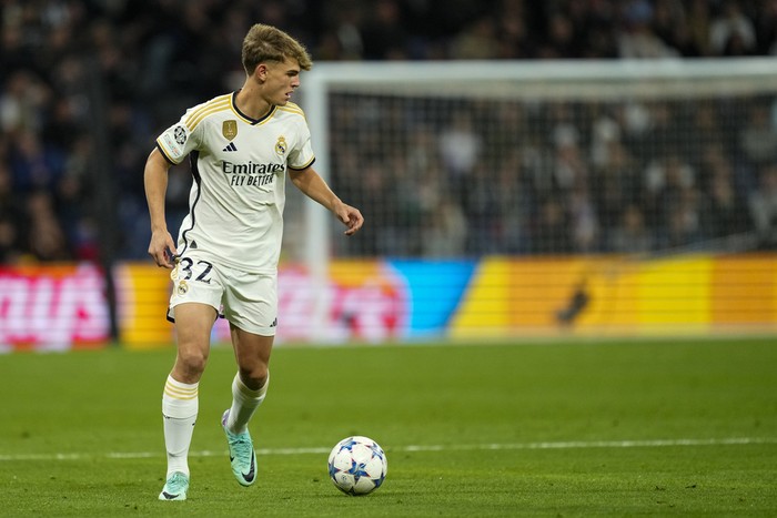 Real Madrids Nico Paz controls the ball during the Champions League Group C soccer match between Real Madrid and Braga at the Santiago Bernabeu stadium in Madrid, Spain, Wednesday, Nov. 8, 2023. (AP Photo/Jose Breton)