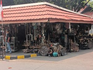 Pasar Barang Antik Jalan Surabaya, Riwayatmu Kini Pasar Barang Antik Jalan Surabaya, Riwayatmu Kini