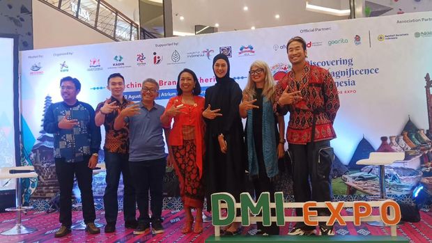 Paula Verhoeven mengingatkan kita untuk tidak malu menggunakan produk lokal.
