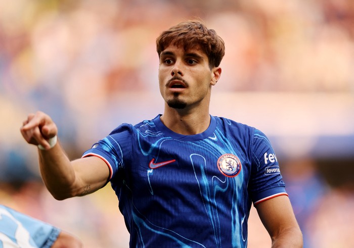 Soccer Football - Premier League - Chelsea v Manchester City - Stamford Bridge, London, Britain - August 18, 2024 Chelseas Pedro Neto reacts during the match REUTERS/David Klein EDITORIAL USE ONLY. NO USE WITH UNAUTHORIZED AUDIO, VIDEO, DATA, FIXTUR