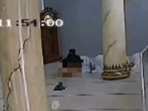 Heboh Pria Buka Celana lalu Lecehkan Jemaah Wanita Saat Salat di Masjid