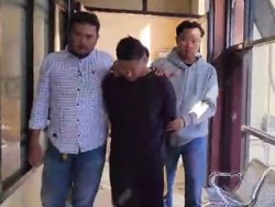 Detik-detik Pria Bejat Telanjang Lecehkan Jemaah Perempuan Salat di Masjid