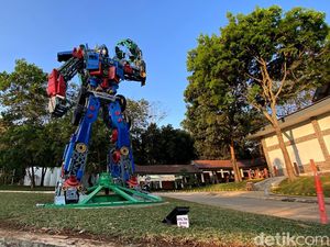 Saat Optimus Prime Jadi Pusat Perhatian di Kampus ITB Jatinangor Saat Optimus Prime Jadi Pusat Perhatian di Kampus ITB Jatinangor