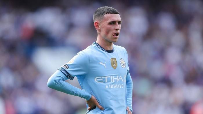 LONDON, ENGLAND - AUGUST 18: Phil Foden of Manchester City during the Premier League match between Chelsea FC and Manchester City FC at Stamford Bridge on August 18, 2024 in London, England. (Photo by James Gill - Danehouse/Getty Images)