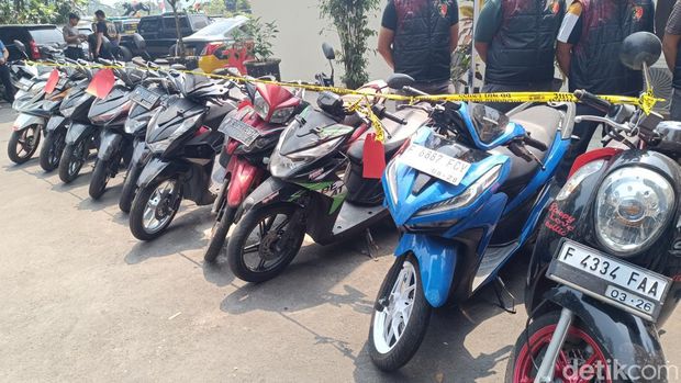 Polisi menyita 16 barang bukti sepeda motor terkait kasus sindikat curanmor di Kabupaten Bogor, Jawa Barat. 15 dari 16 motor merupakan barang hasil curian (Rizky/detikcom)