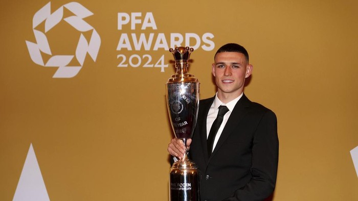 Potret Phil Foden Sabet Gelar Pemain Terbaik PFA 2023/2024 Phil Foden poses after winning the PFA Players' Player of the Year award during the 2024 PFA Awards at the Opera House Manchester, England, Tuesday Aug. 20, 2024. (Peter Byrne/PA via AP)