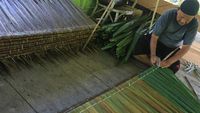 Potret Warga Aceh Barat Raup Cuan dari Daun Rumbia