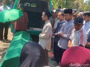 Jenazah Bu Karni Dimakamkan Tanpa Separuh Tubuhnya yang Hilang Jenazah Bu Karni Dimakamkan Tanpa Separuh Tubuhnya yang Hilang