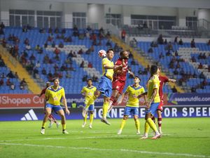 Yuran Fernandes Keluhkan Kualitas Lapangan Usai PSM Ditahan Imbang BG Pathum Yuran Fernandes Keluhkan Kualitas Lapangan Usai PSM Ditahan Imbang BG Pathum