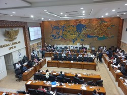 Beda Syarat Usia-Parpol Usung Cagub Versi Putusan MK Vs Hasil Rapat DPR