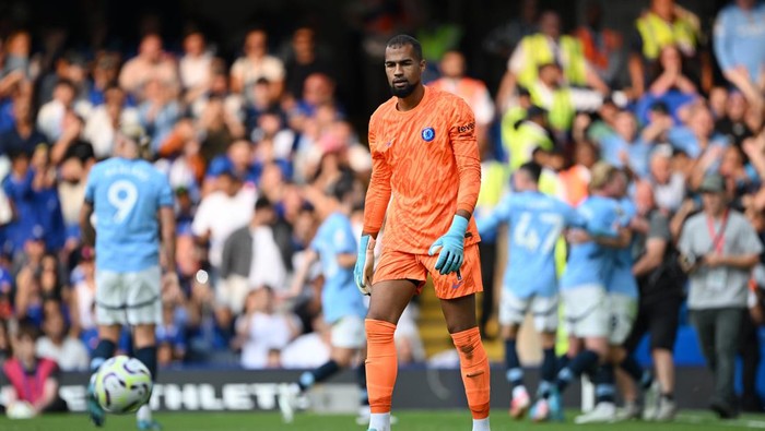 LONDON, ENGLAND - AUGUST 18: Robert Sanchez of Chelsea  looks dejected after Mateo Kovacic of Manchester City (not pictured) scores his teams second goal during the Premier League match between Chelsea FC and Manchester City FC at Stamford Bridge on August 18, 2024 in London, England. (Photo by Shaun Botterill/Getty Images)