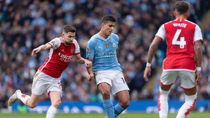 MANCHESTER, ENGLAND - MARCH 31: Rodri of Manchester City and Jorginho of Arsenal in action during the Premier League match between Manchester City and Arsenal FC at Etihad Stadium on March 31, 2024 in Manchester, England.(Photo by Visionhaus/Getty Images)