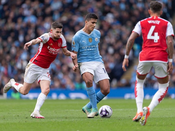 MANCHESTER, ENGLAND - MARCH 31: Rodri of Manchester City and Jorginho of Arsenal in action during the Premier League match between Manchester City and Arsenal FC at Etihad Stadium on March 31, 2024 in Manchester, England.(Photo by Visionhaus/Getty Images)