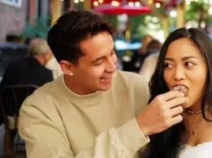 Kenangan Salim Nauderer dan Rachel Vennya Kulineran dan Berbagi Makanan Kenangan Salim Nauderer dan Rachel Vennya Kulineran dan Berbagi Makanan