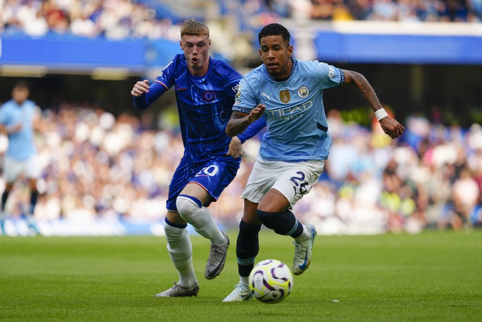 Chelseas Cole Palmer, left, challenges for the ball with Manchester Citys Savinho during the English Premier League soccer match between Chelsea and Manchester City at Stamford Bridge stadium in London, England, Sunday, Aug, 18, 2024. (AP Photo/Dave Shopland)