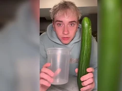 Sedang Tren di Medsos Makan Timun Seharian, Apakah Menyehatkan?