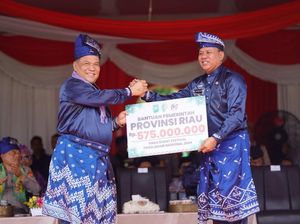 Sekdaprov Riau Serahkan Hadiah Ratusan Juta di Pacu Jalur Kuansing