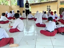 Pilu Siswa di Sukabumi, Belajar di Lantai Keramik yang Dingin