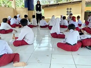 Pilu Siswa di Sukabumi, Belajar di Lantai Keramik yang Dingin Pilu Siswa di Sukabumi, Belajar di Lantai Keramik yang Dingin