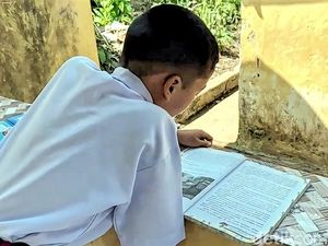 Curhat Siswa SD Sukabumi Harus Tengkurap Saat Belajar di Kelas