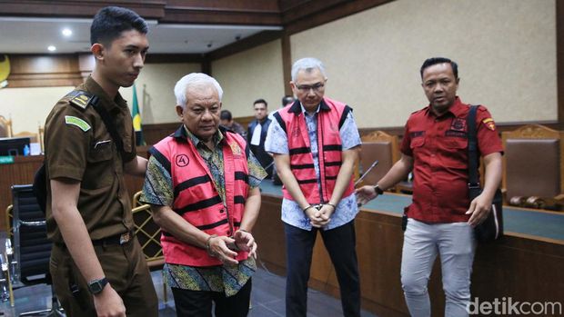 Suparta dan Reza Andriansyah jalani sidang perdana dugaan korupsi pengelolaan tata niaga komoditas timah. Sidang berlangsung di Pengadilan Tipikor, Jakarta, Rabu (21/8/2024).