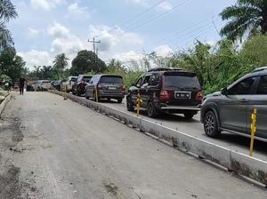 Kendaraan Warga Masih Terjebak Macet di Jalinsum Asahan gegara Ada Pengecoran Kendaraan Warga Masih Terjebak Macet di Jalinsum Asahan gegara Ada Pengecoran