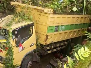 Pipa Rusak Ditimpa Truk Terperosok, Pelanggan PDAM Kesulitan Air Bersih Pipa Rusak Ditimpa Truk Terperosok, Pelanggan PDAM Kesulitan Air Bersih